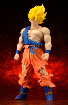 Mangas - Son Goku - Gigantic Series Ver. Damage - X-Plus